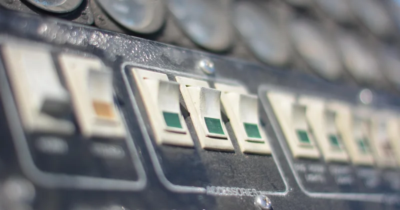 Vérifier le tableau électrique : la seule étape vraiment utile au départ
