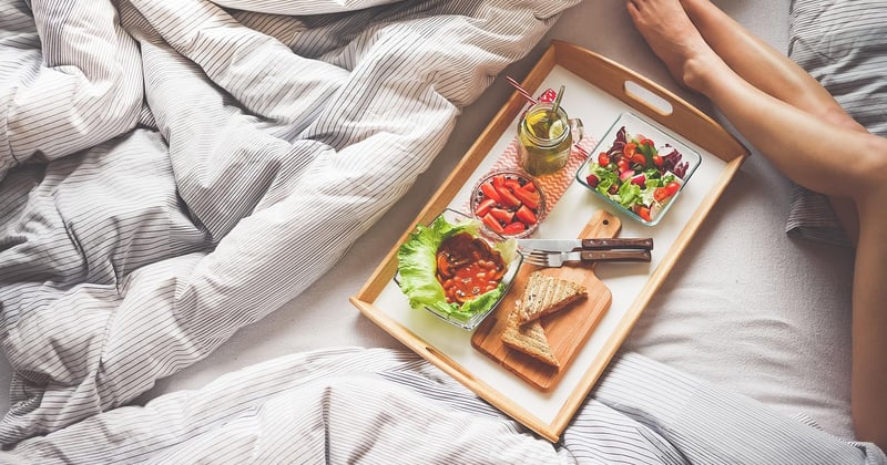 Comment créer une tête de lit en bois avec rangements intégrés