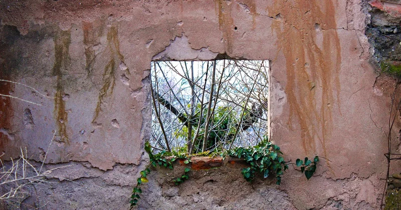 Reboucher un grand trou : plâtre, béton, intérieur ou extérieur