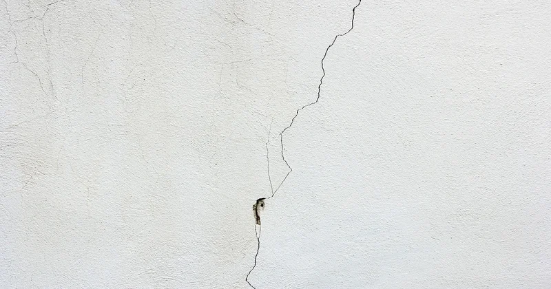 Réparer une grosse fissure de mur extérieur ou intérieur : deux logiques opposées